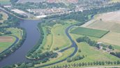 Luchtfoto van de Kop van Aarle Rixtel met het kanaal en de beek de Aa