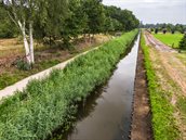 De beek Peelkanaal met bunkers nabij landgoed Tongelaar