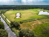 De beek Peelkanaal met poelen bij landgoed Tongelaar