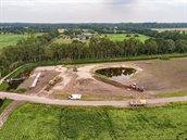 De beek Peelkanaal met poelen bij de Bergseweg in Mill