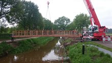 Plaatsing nieuwe fietsbrug over de beek Peelkanaal met kraanmachine