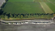 De beek de Peelseloop van boven met nevengeul