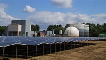 De zonnepanelen worden in 's-Hertogenbosch als een dakje geplaatst in oost-west opstelling