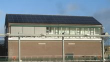 Zonnepanelen op het dak bij gemaal Gewande