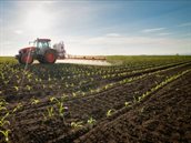 Tractor met bestrijdingsmiddelen