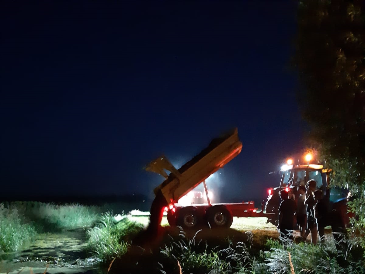 Spuitwagen met pesticiden in Roode Beek Wanroij