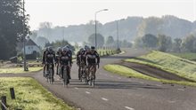 7. Wielrenners over de Maasdijk