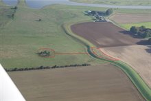 Luchtfoto overzicht dassenburcht en -holen in en bij de dijk van Keent