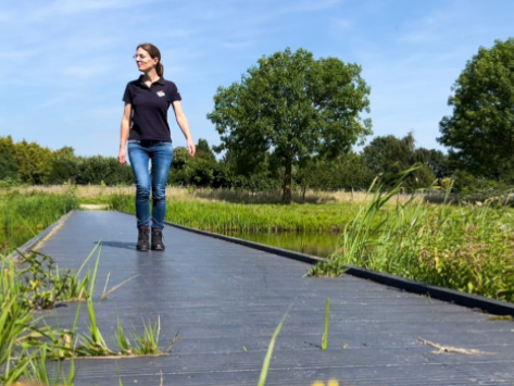 Pas op: op veel plekken in ons gebied blauwalg. Onze onderzoeksmedewerker waterkwaliteit Hanneke leg
