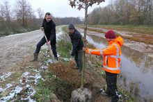 Bomenplan door wethouder David Sölez (links) en dagelijks bestuurslid Peter van Dijk (rechts)