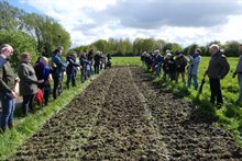 Zaadbommen gooien, de symbolische opening