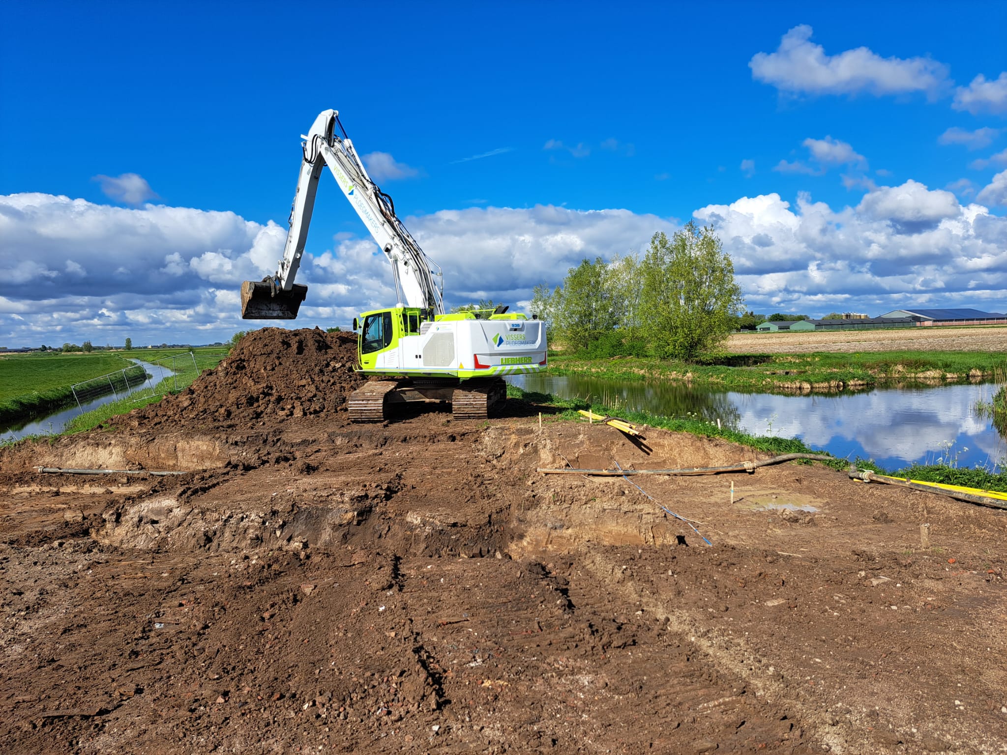 Nieuwe inlaat in de Hertogswetering geplaatst