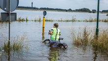 hoogwater-maas-juli-2021-0721-kinderen-fietsen-spelen-hoog-water (4)-large