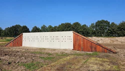 In de gaten van deze wand bouwen oeverzwaluwen nestjes