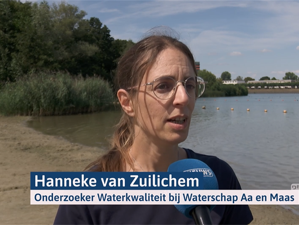 Onze adviseur waterkwaliteit Hanneke van Zuilichem en ecoloog Bart Brugmans adviseren voorzichtighei