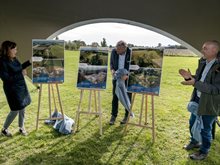 Kunstwerken van de Sint Jansbeek worden onthuld door links Saskia Boelema (gedeputeerde provincie Noord-Brabant), midden Ernest de Groot (lid Dagelijks Bestuur waterschap Aa en Maas) en rechts Jan Fenten (programmamanager Staatsbosbeheer)