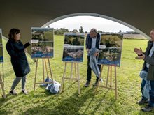 Op de foto, van links naar rechts: Saskia Boelema, gedeputeerde provincie Noord-Brabant, en Ernest de Groot, lid Dagelijks Bestuur waterschap Aa en Maas, en Jan Fenten, programmamanager Staatsbosbeheer