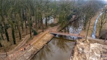 De nieuwe fietsbrug het Gewads Brugske over de beek de Aa bij Middelrode