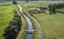 De beek de Leijgraaf met wandelbrug bij Molenhoek